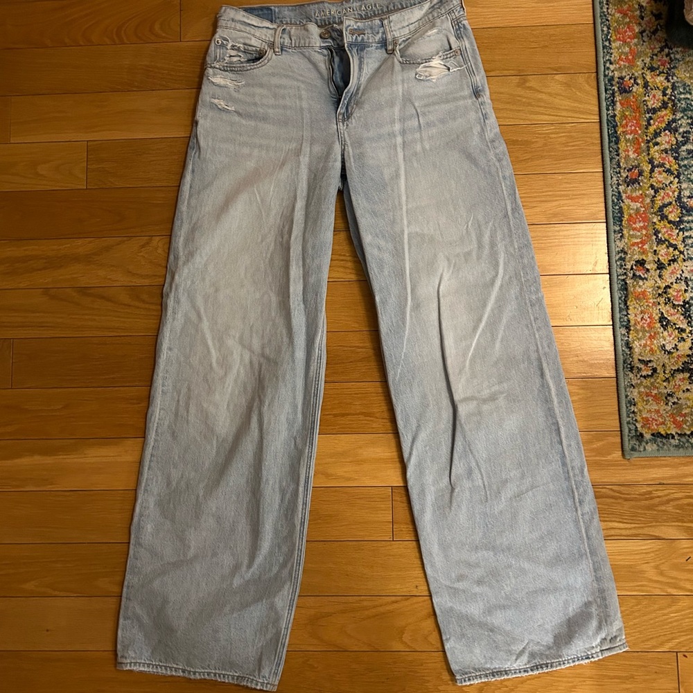 American Eagle Jeans. Low rise Skater Jeans. Size 6 Tall. Light wash jeans.